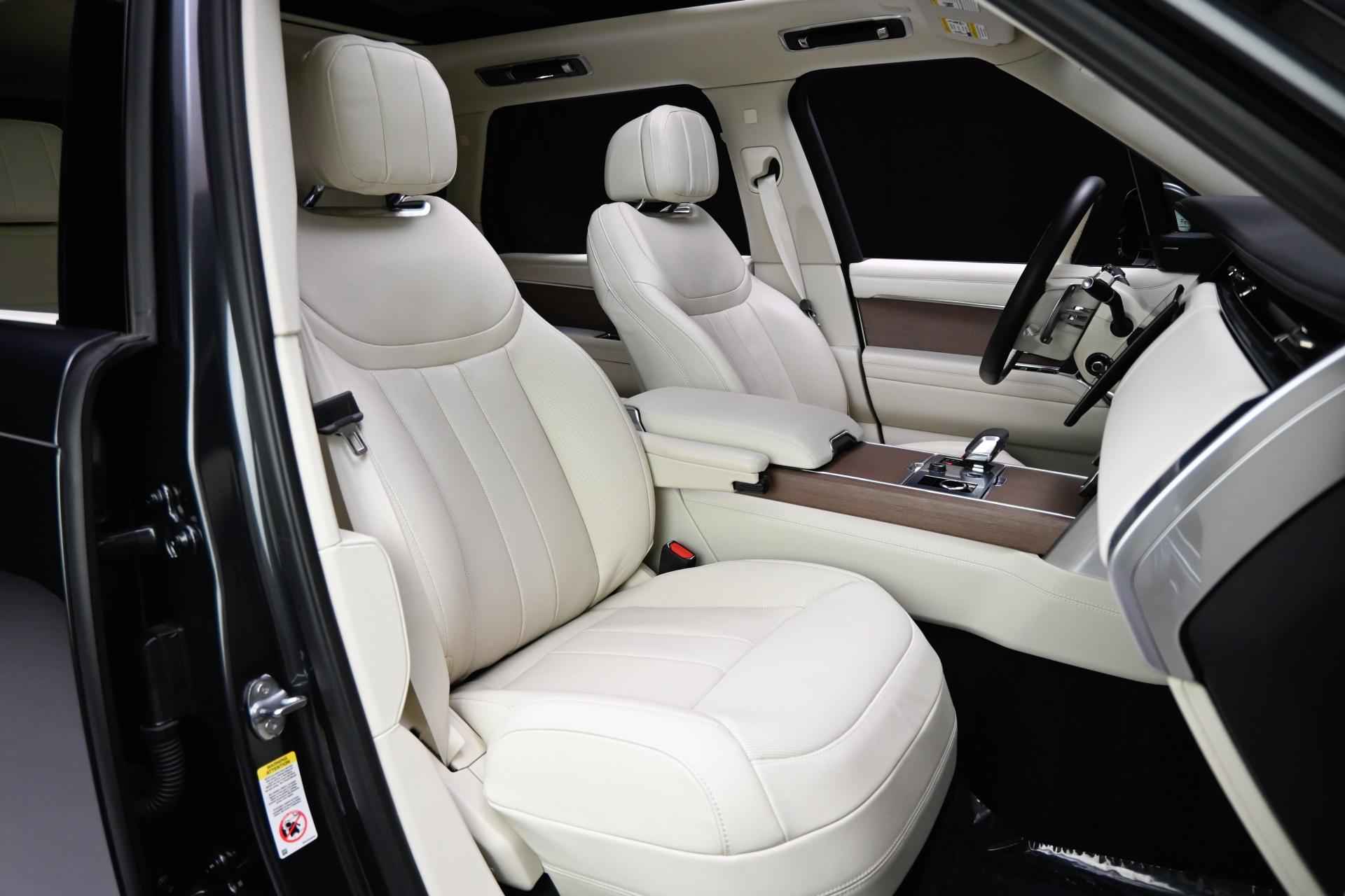 2023 Land Rover Range Rover SE photo 9
