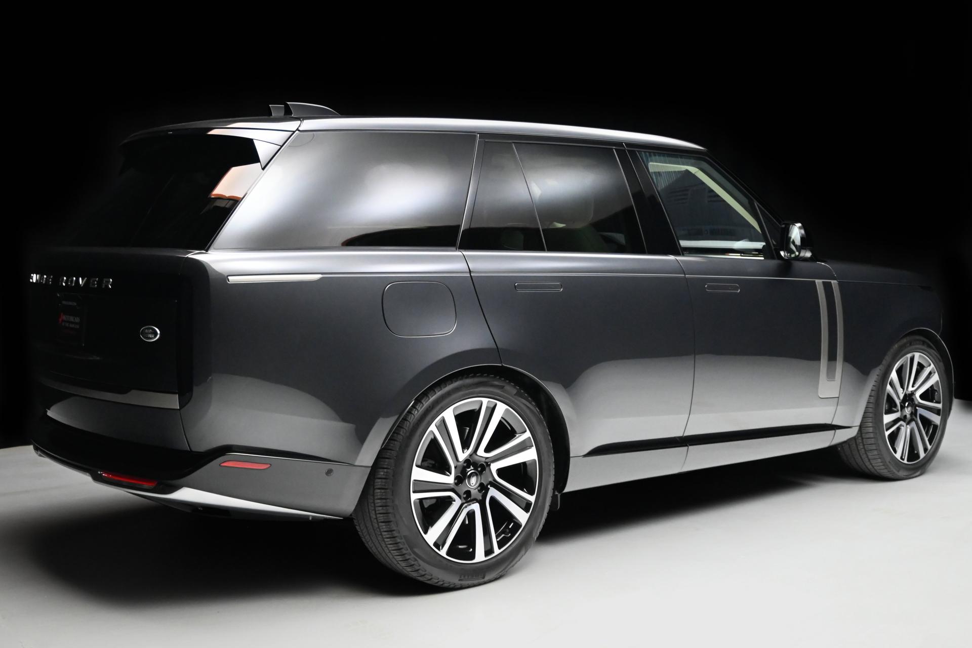 2023 Land Rover Range Rover SE photo 3