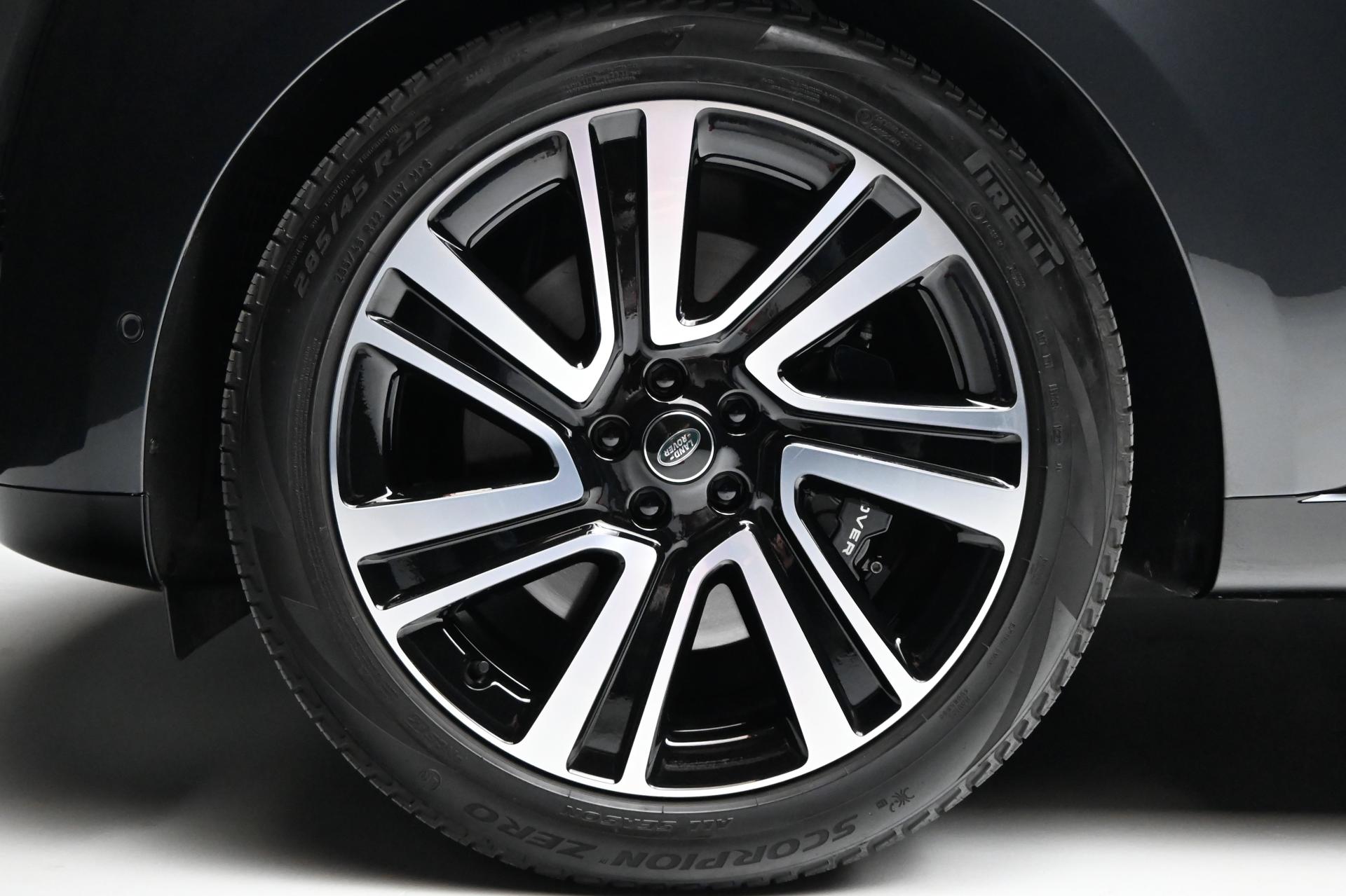 2023 Land Rover Range Rover SE photo 4