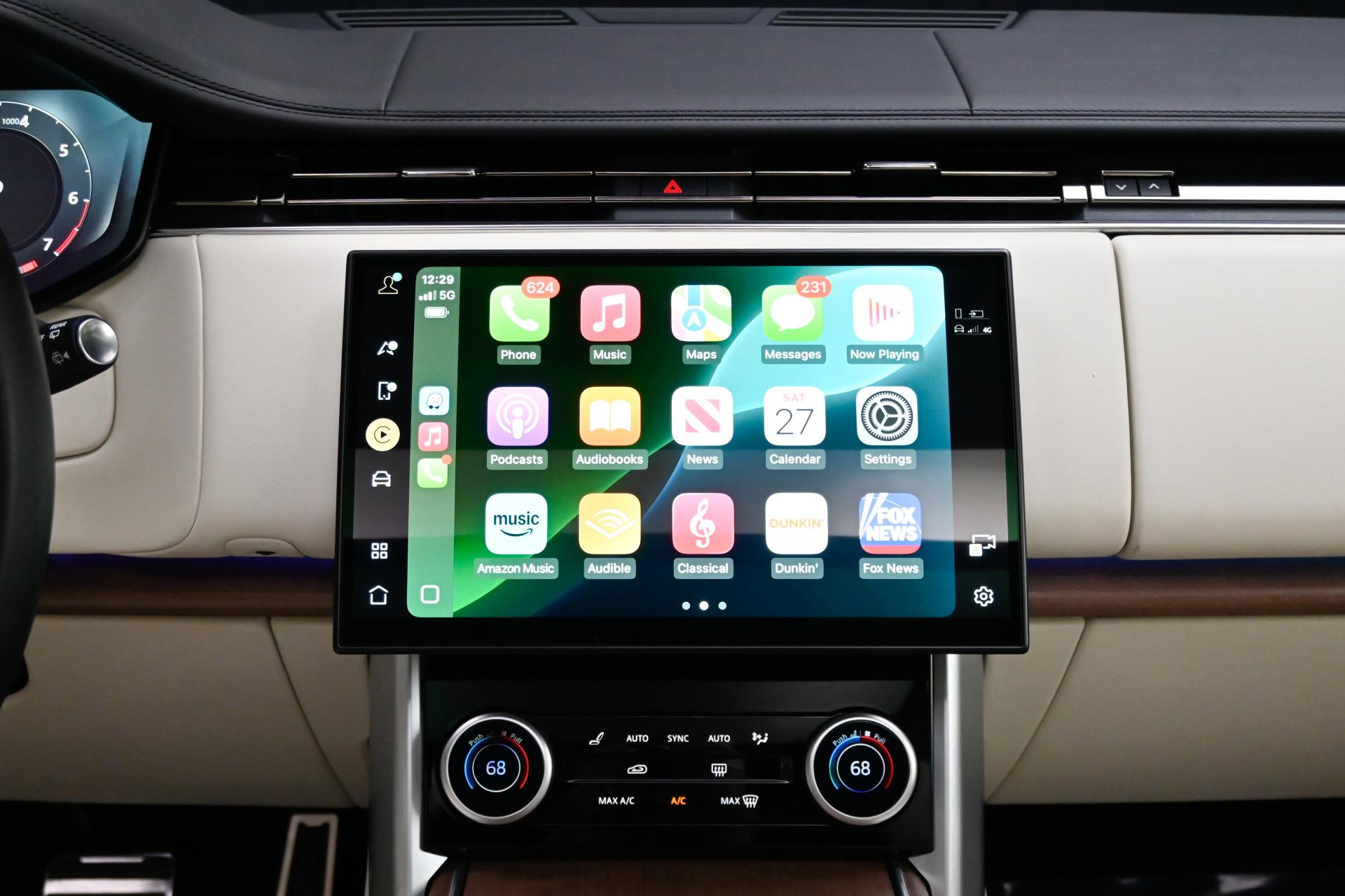2023 Land Rover Range Rover SE photo 7
