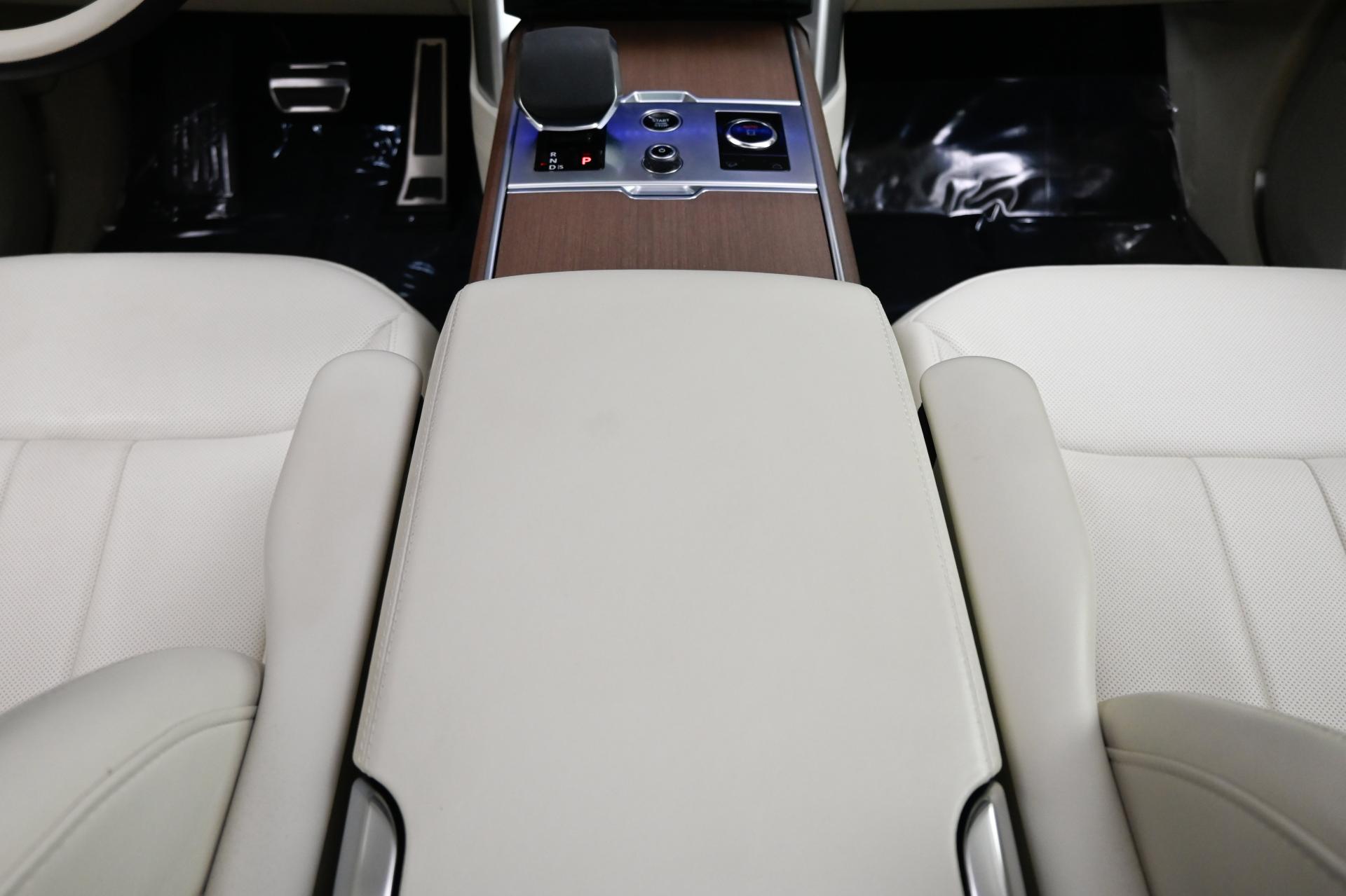 2023 Land Rover Range Rover SE photo 8